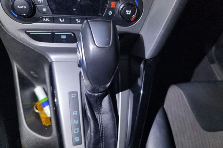 Used Ford Focus 2012 Hatchback 1.6L Automatic Fashion Edition Gear Lever