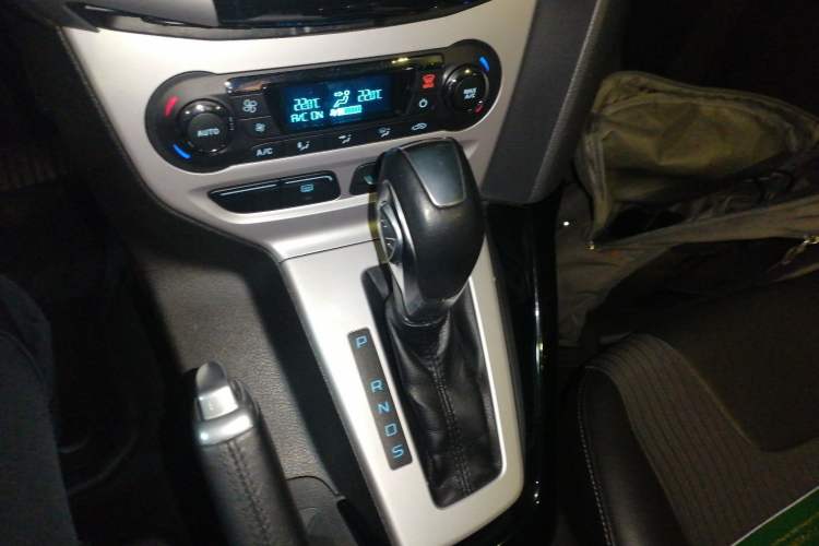 Used Ford Focus 2012 Hatchback 2.0L Automatic Luxury Sport Model Gear Lever