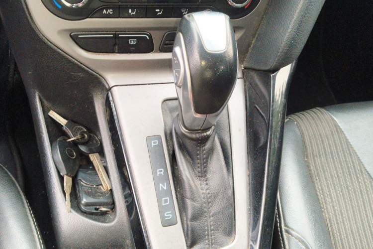 Used Ford Focus 2012 Sedan 1.6L Automatic Fashion Edition Gear Lever