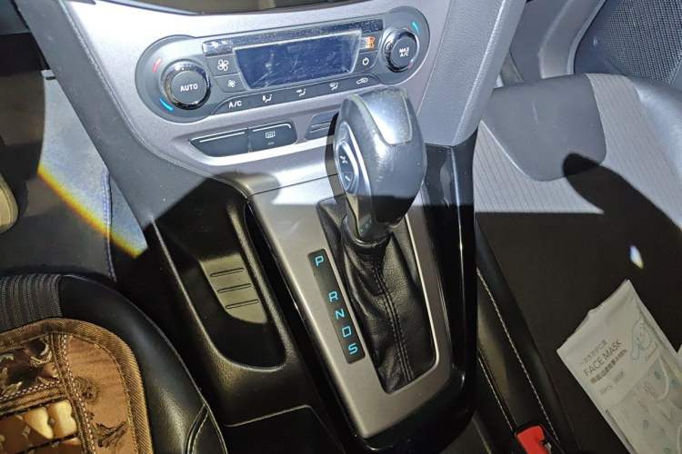 Used Ford Focus 2012 Sedan 1.6L Automatic Fashion Edition Gear Lever