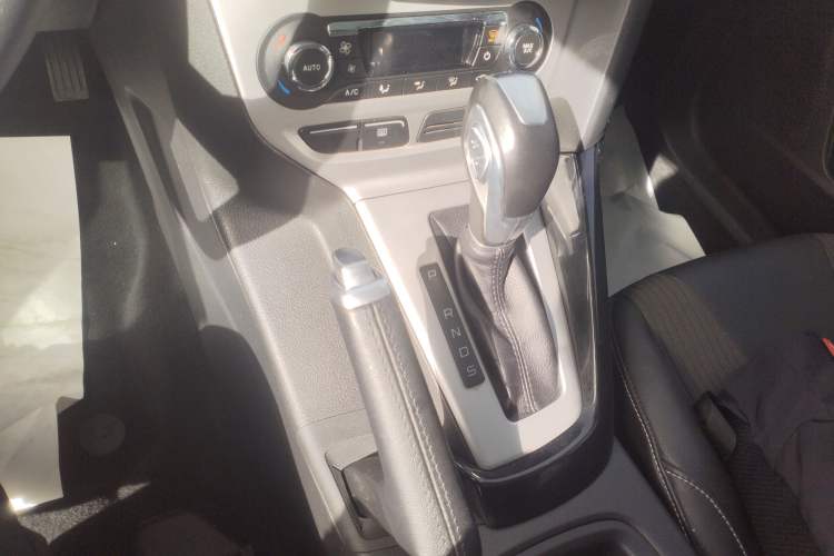 Used Ford Focus 2012 Hatchback 2.0L Automatic Luxury Sport Model Gear Lever