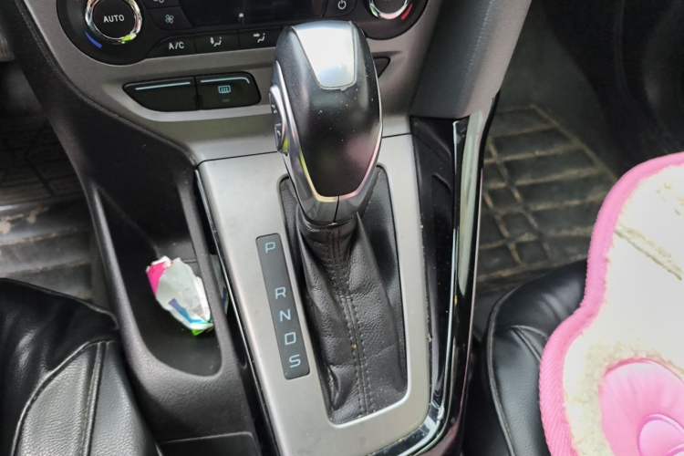 Used Ford Focus 2012 Sedan 1.6L Automatic Fashion Edition Gear Lever