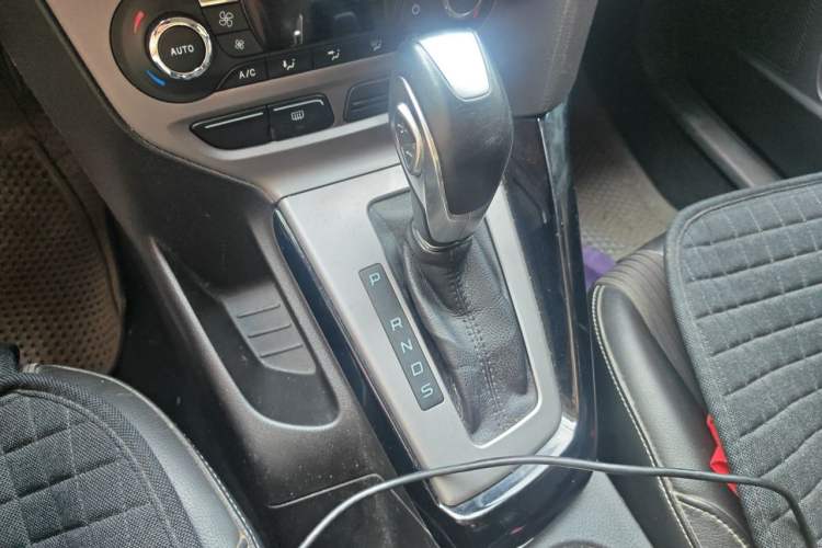 Used Ford Focus 2012 Sedan 1.6L Automatic Fashion Edition Gear Lever