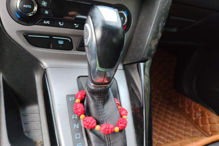 Used Ford Focus 2012 Sedan 1.6L Automatic Fashion Edition Gear Lever