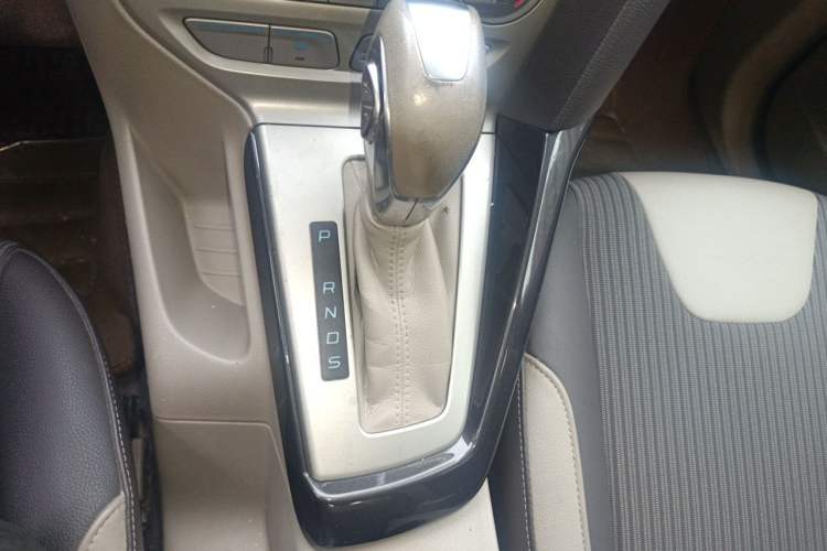 Used Ford Focus 2012 Sedan 1.6L Automatic Fashion Edition Gear Lever