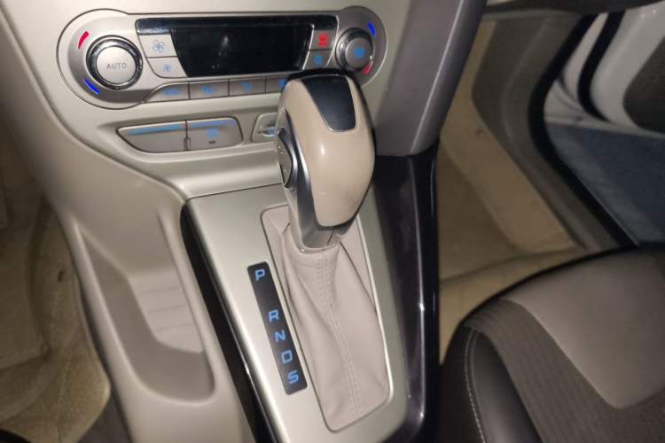 Used Ford Focus 2012 Sedan 1.6L Automatic Fashion Edition Gear Lever