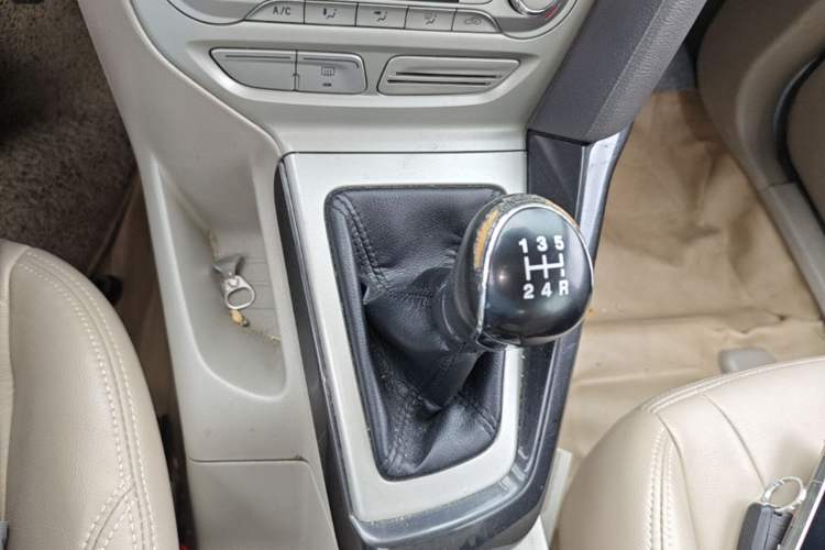 Used Ford Focus 2012 Sedan 1.6L Manual Fashion Edition Gear Lever