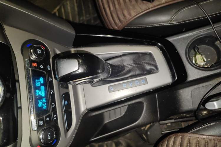 Used Ford Focus 2012 Sedan 1.6L Automatic Fashion Edition Gear Lever