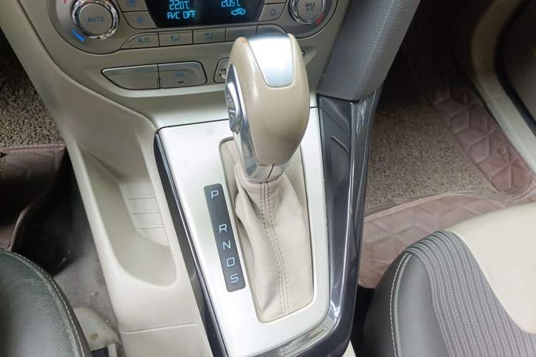 Used Ford Focus 2012 Sedan 1.6L Automatic Fashion Edition Gear Lever