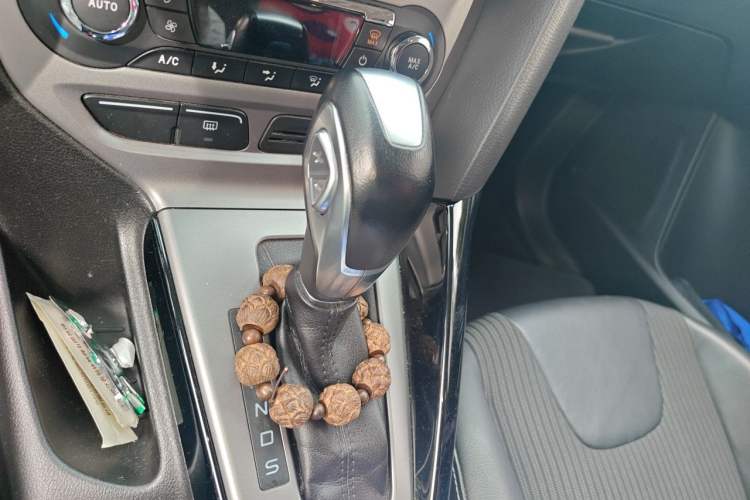 Used Ford Focus 2012 Sedan 1.6L Automatic Fashion Edition Gear Lever