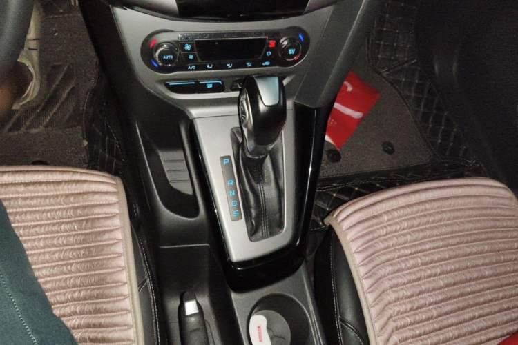 Used Ford Focus 2012 Sedan 1.6L Automatic Fashion Edition Gear Lever
