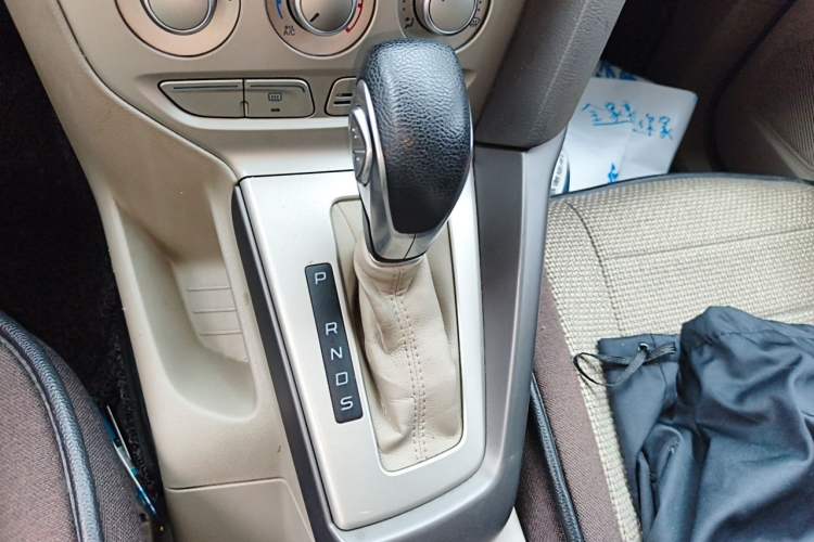 Used Ford Focus 2012 Sedan 1.6L Automatic Fashion Edition Gear Lever