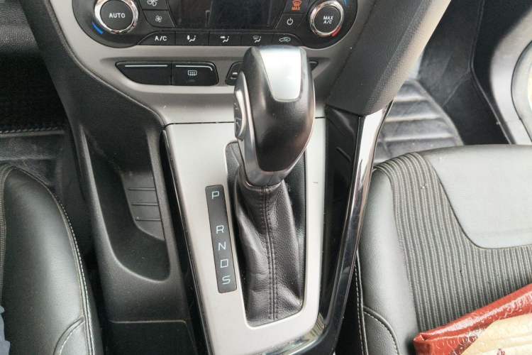 Used Ford Focus 2012 Sedan 1.6L Automatic Fashion Edition Gear Lever