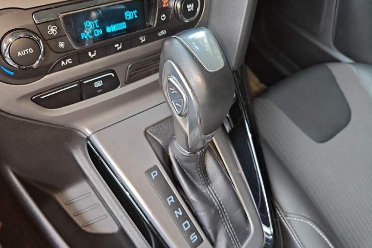 Used Ford Focus 2012 Sedan 1.6L Automatic Fashion Edition Gear Lever