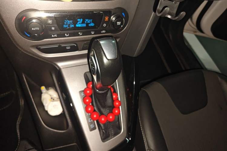 Used Ford Focus 2012 Sedan 1.6L Automatic Fashion Edition Gear Lever
