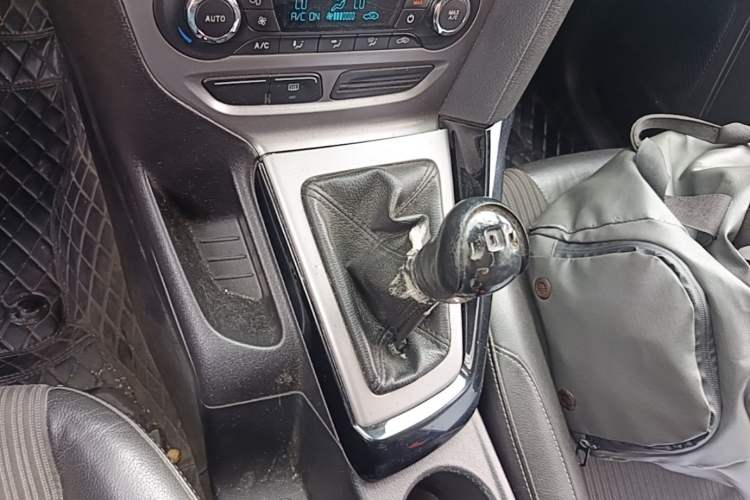 Used Ford Focus 2012 Sedan 1.6L Manual Fashion Edition Gear Lever