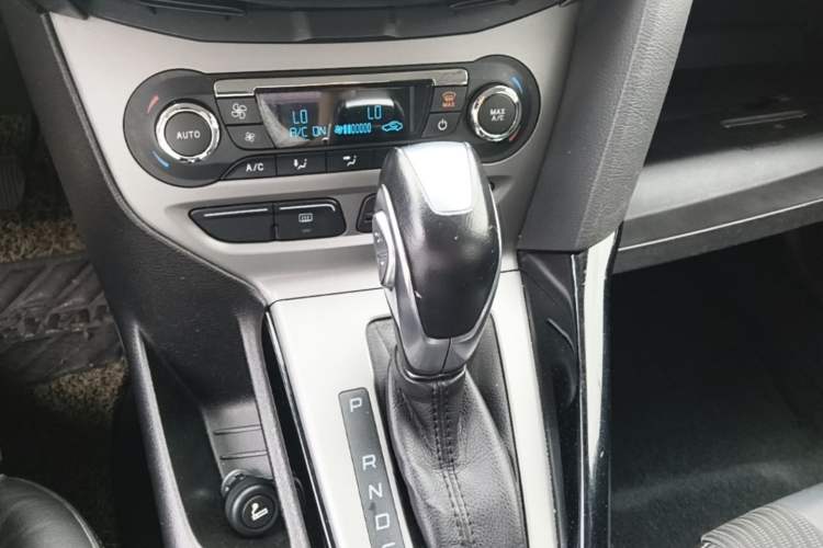Used Ford Focus 2012 Sedan 1.6L Automatic Fashion Edition Gear Lever