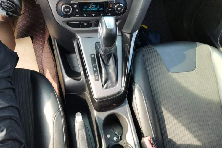 Used Ford Focus 2012 Sedan 1.6L Automatic Fashion Edition Gear Lever