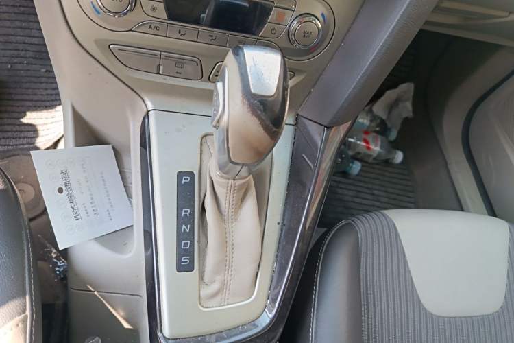 Used Ford Focus 2012 Sedan 1.6L Automatic Fashion Edition Gear Lever