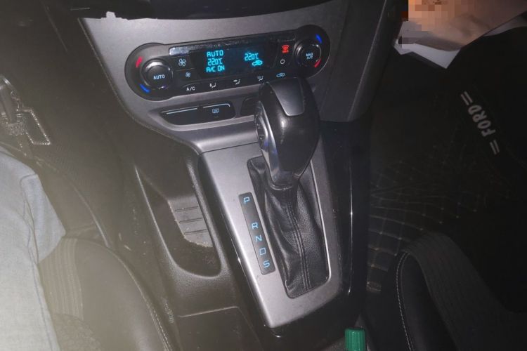 Used Ford Focus 2012 Sedan 1.6L Automatic Fashion Edition Gear Lever