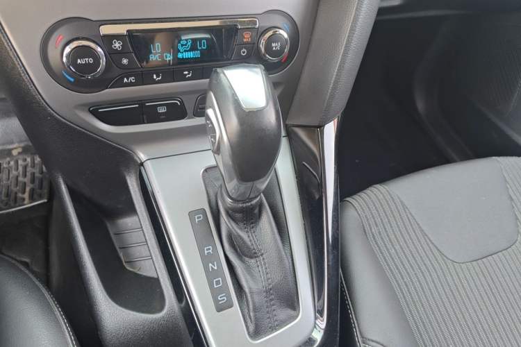 Used Ford Focus 2012 Hatchback 1.6L Automatic Fashion Edition Gear Lever