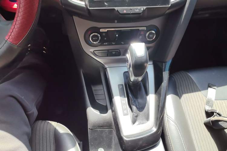 Used Ford Focus 2012 Sedan 1.6L Automatic Fashion Edition Gear Lever