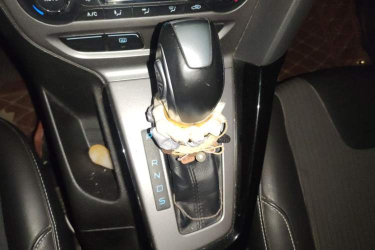 Used Ford Focus 2012 Sedan 1.6L Automatic Fashion Edition Gear Lever