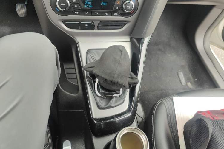 Used Ford Focus 2012 Hatchback 1.6L Manual Fashion Edition Gear Lever