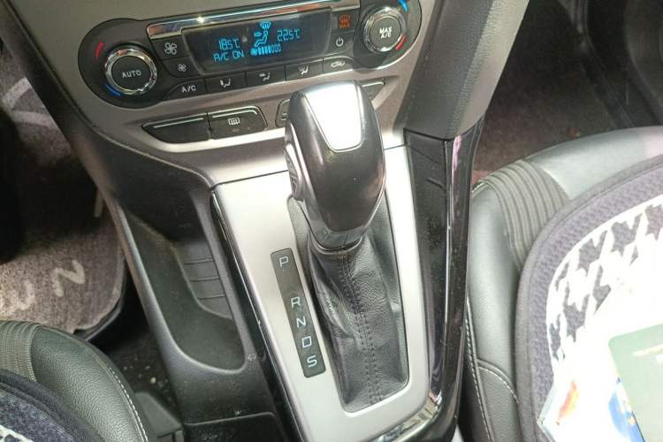 Used Ford Focus 2012 Sedan 1.6L Automatic Fashion Edition Gear Lever