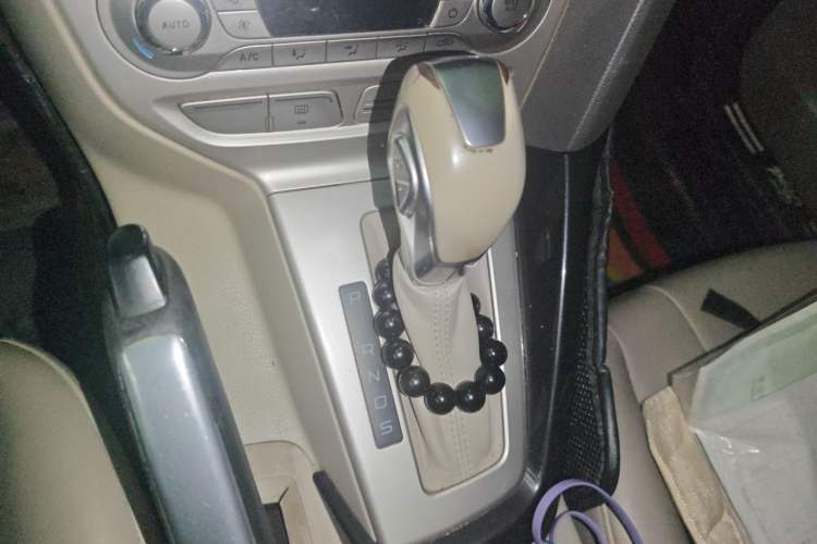 Used Ford Focus 2012 Sedan 1.6L Automatic Fashion Edition Gear Lever