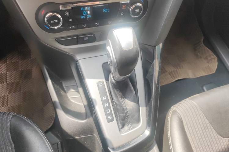 Used Ford Focus 2012 Sedan 1.6L Automatic Fashion Edition Gear Lever