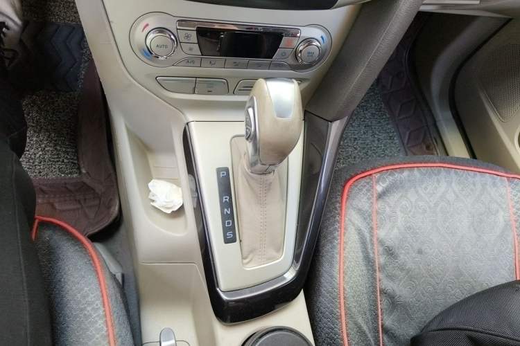 Used Ford Focus 2012 Sedan 1.6L Automatic Fashion Edition Gear Lever