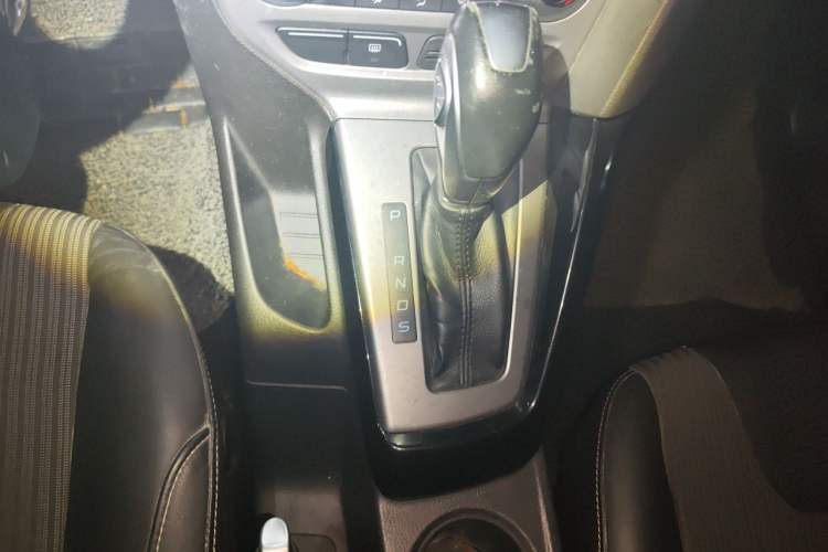 Used Ford Focus 2012 Sedan 1.6L Automatic Fashion Edition Gear Lever