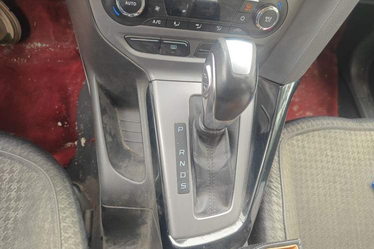 Used Ford Focus 2012 Sedan 1.6L Automatic Fashion Edition Gear Lever