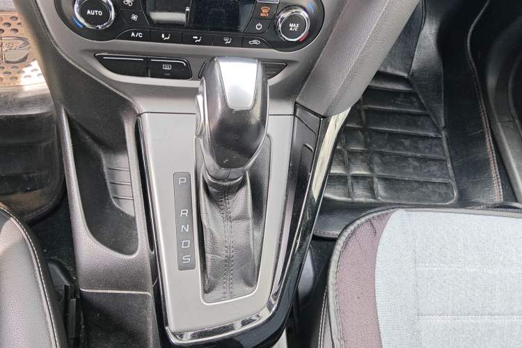 Used Ford Focus 2012 Hatchback 1.6L Automatic Fashion Edition Gear Lever