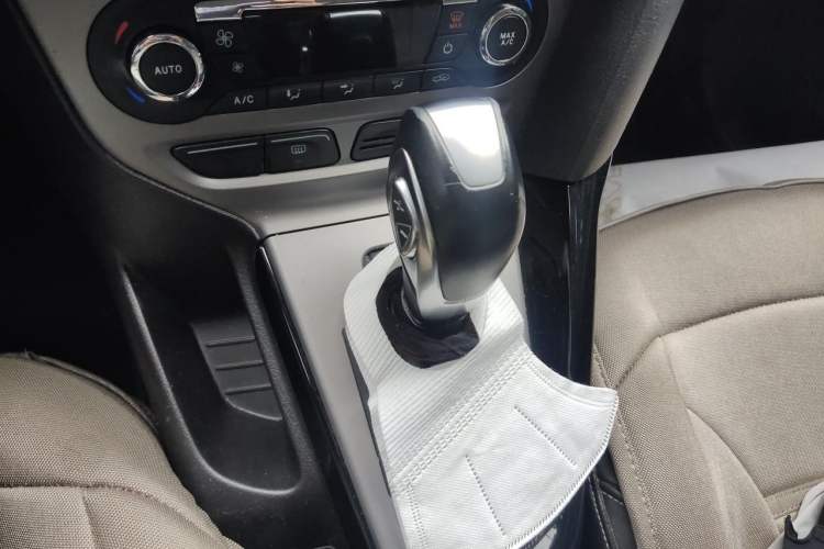 Used Ford Focus 2012 Sedan 1.6L Automatic Fashion Edition Gear Lever