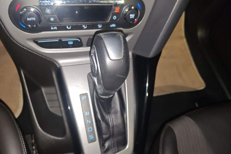 Used Ford Focus 2012 Hatchback 1.6L Automatic Fashion Edition Gear Lever