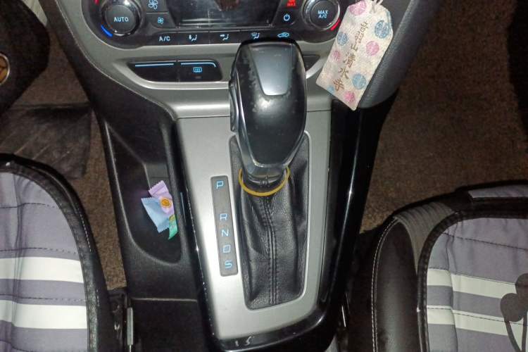 Used Ford Focus 2012 Sedan 1.6L Automatic Fashion Edition Gear Lever