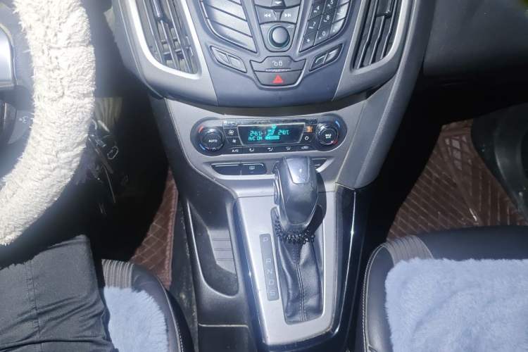 Used Ford Focus 2012 Sedan 1.6L Automatic Fashion Edition Gear Lever