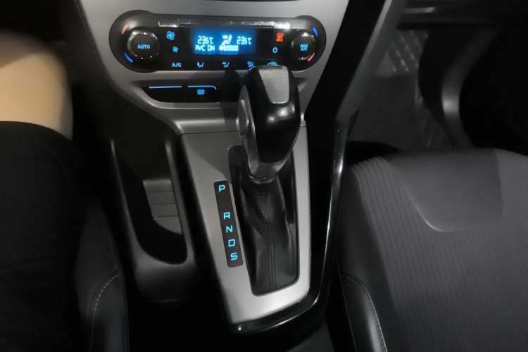 Used Ford Focus 2012 Sedan 1.6L Automatic Fashion Edition Gear Lever