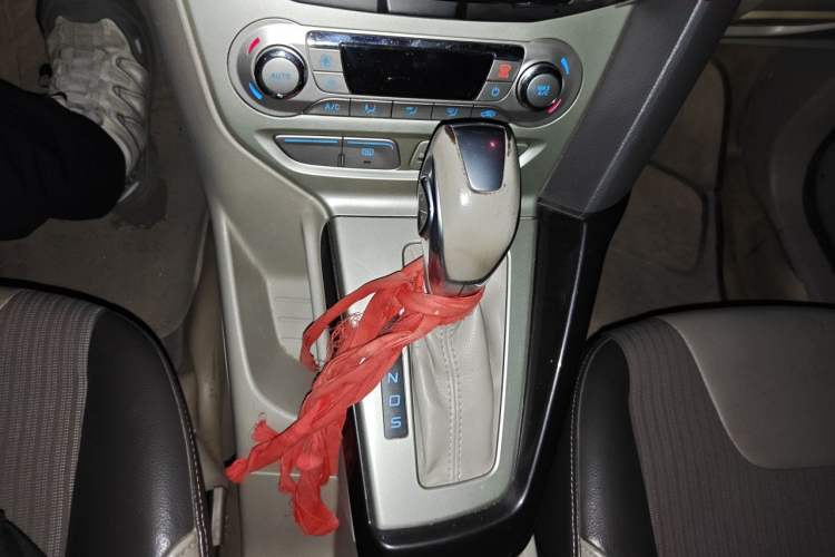 Used Ford Focus 2012 Hatchback 1.6L Automatic Fashion Edition Gear Lever