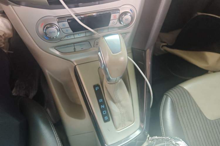 Used Ford Focus 2012 Sedan 1.6L Automatic Fashion Edition Gear Lever