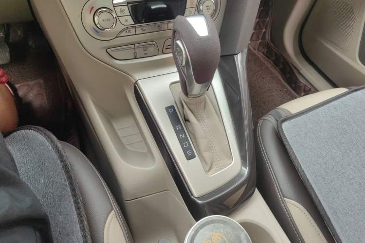 Used Ford Focus 2012 Sedan 1.6L Automatic Fashion Edition Gear Lever