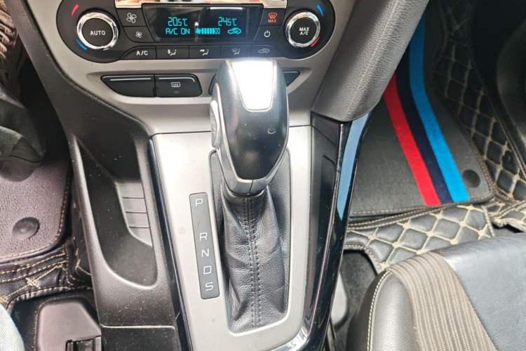Used Ford Focus 2012 Sedan 1.6L Automatic Fashion Edition Gear Lever