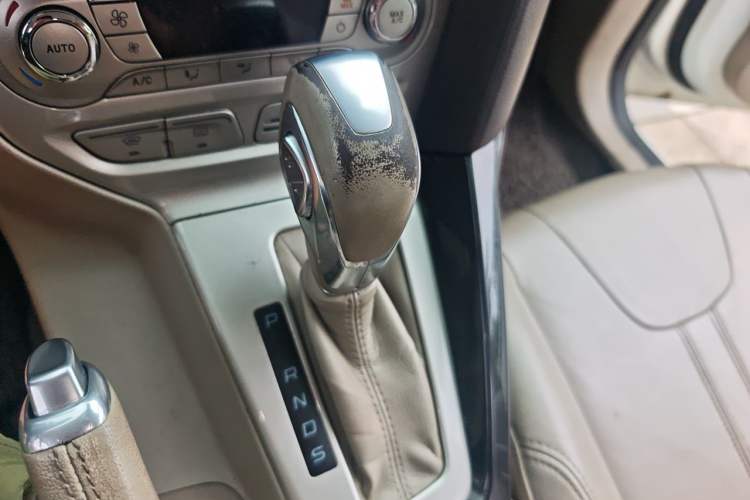 Used Ford Focus 2012 Sedan 2.0L Automatic Flagship Model Gear Lever