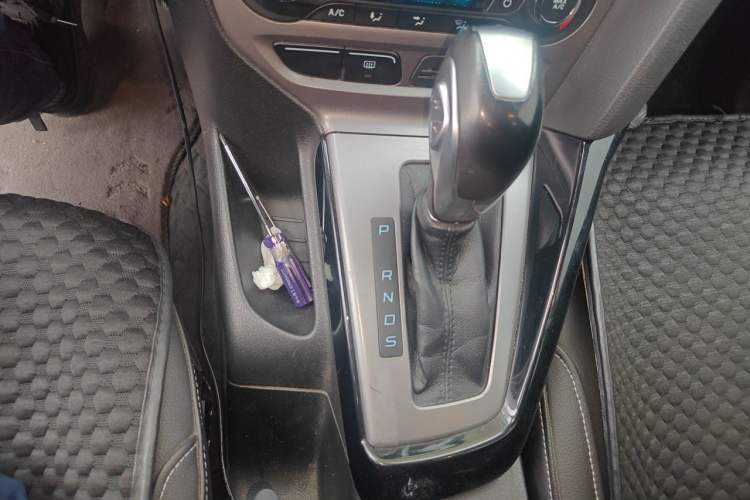 Used Ford Focus 2012 Sedan 1.6L Automatic Fashion Edition Gear Lever