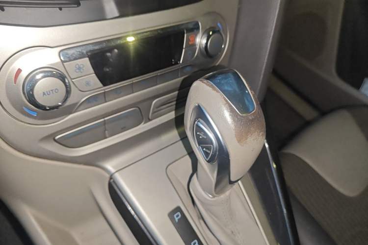 Used Ford Focus 2012 Hatchback 1.6L Automatic Fashion Edition Gear Lever