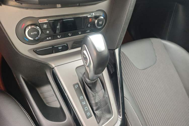 Used Ford Focus 2012 Sedan 1.6L Automatic Fashion Edition Gear Lever