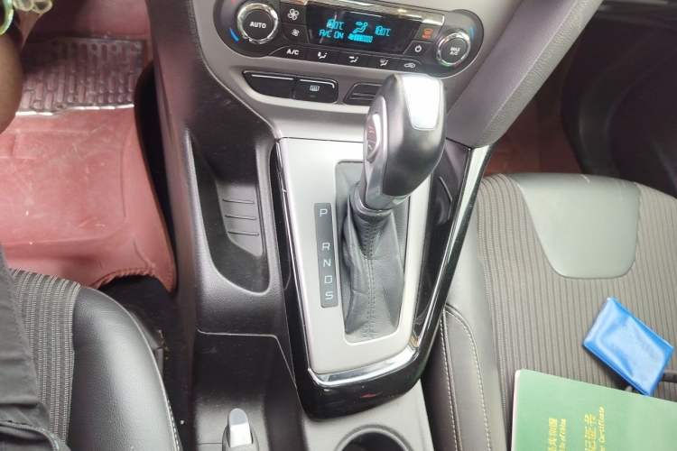 Used Ford Focus 2012 Sedan 1.6L Automatic Fashion Edition Gear Lever