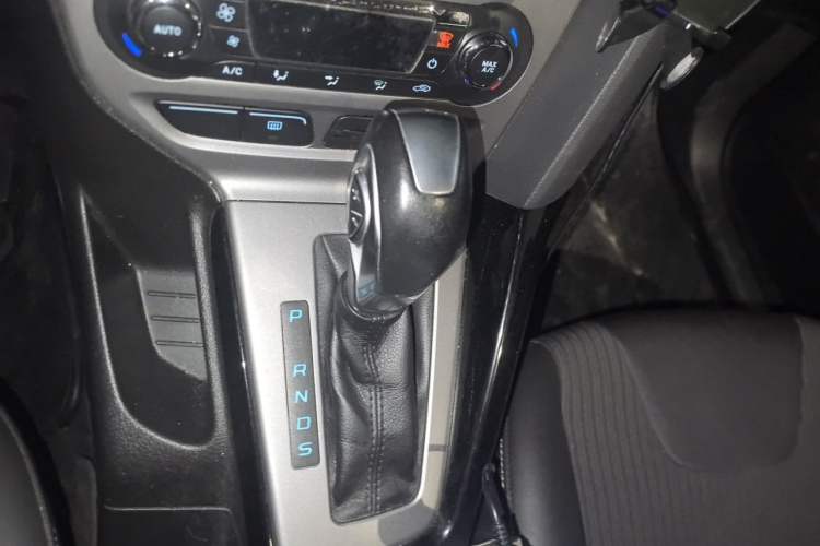 Used Ford Focus 2012 Sedan 1.6L Automatic Fashion Edition Gear Lever